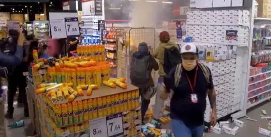 圣保罗超市被数百名示威者洗劫 图源：外媒