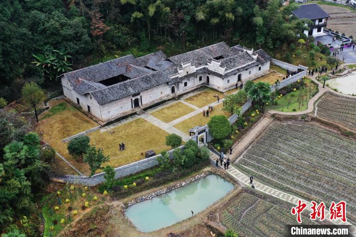 图为航拍下的陈家老屋(陈宝箴,陈三立故居),屋坐南朝北,背山面水,故居