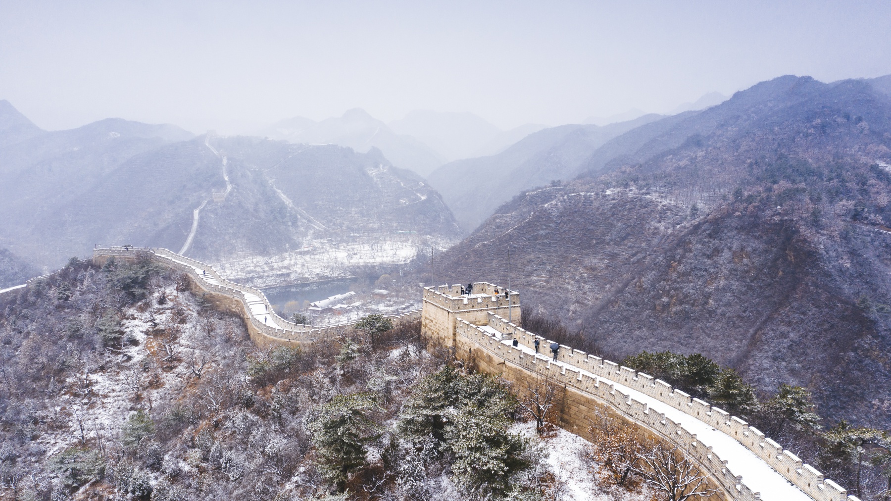 北京怀柔黄花城水长城迎入冬初雪银装素裹宛如仙境