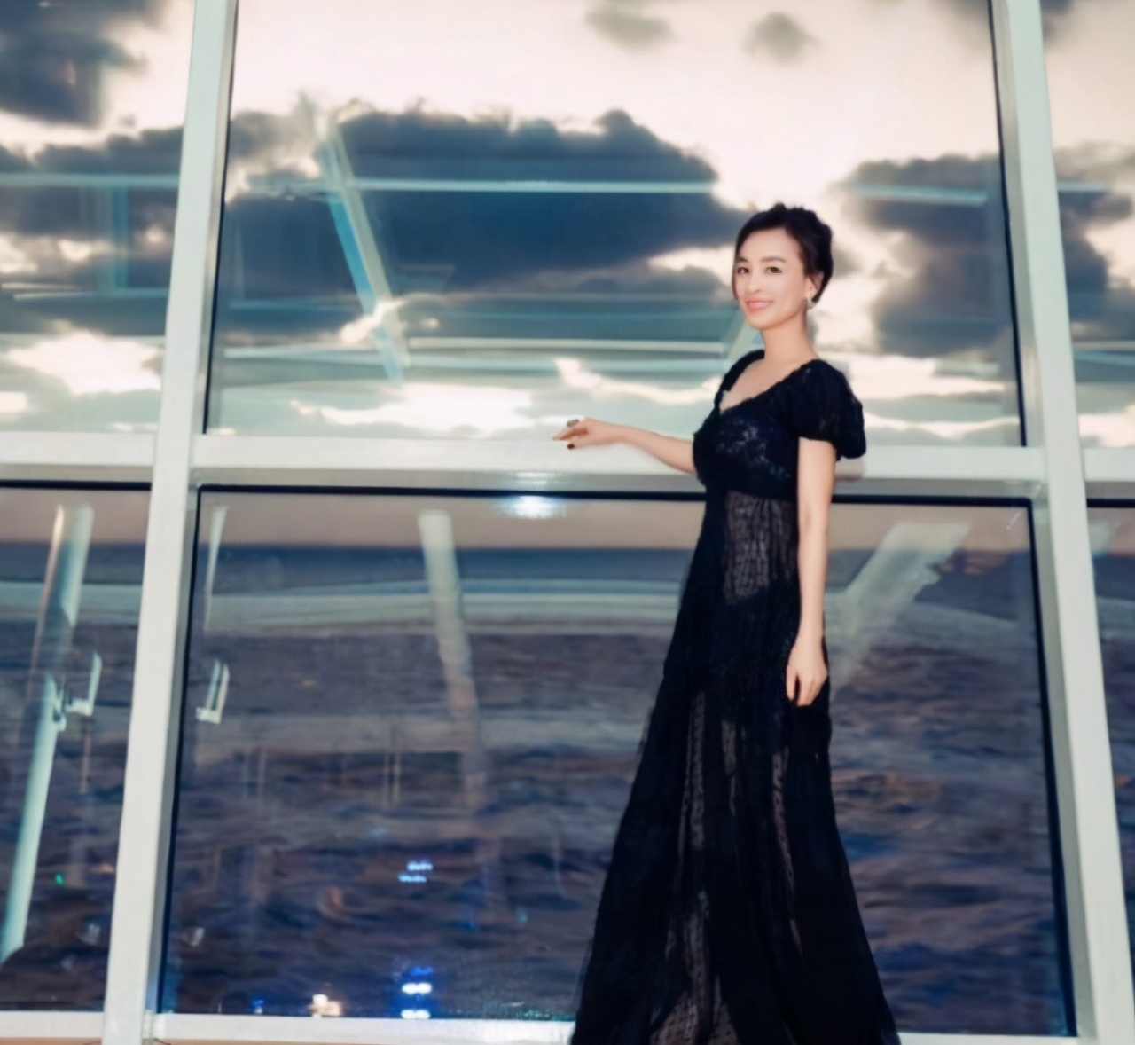 张庭这身黑色半透网纱礼服裙用色十分低调大方,半透网纱的设计本就
