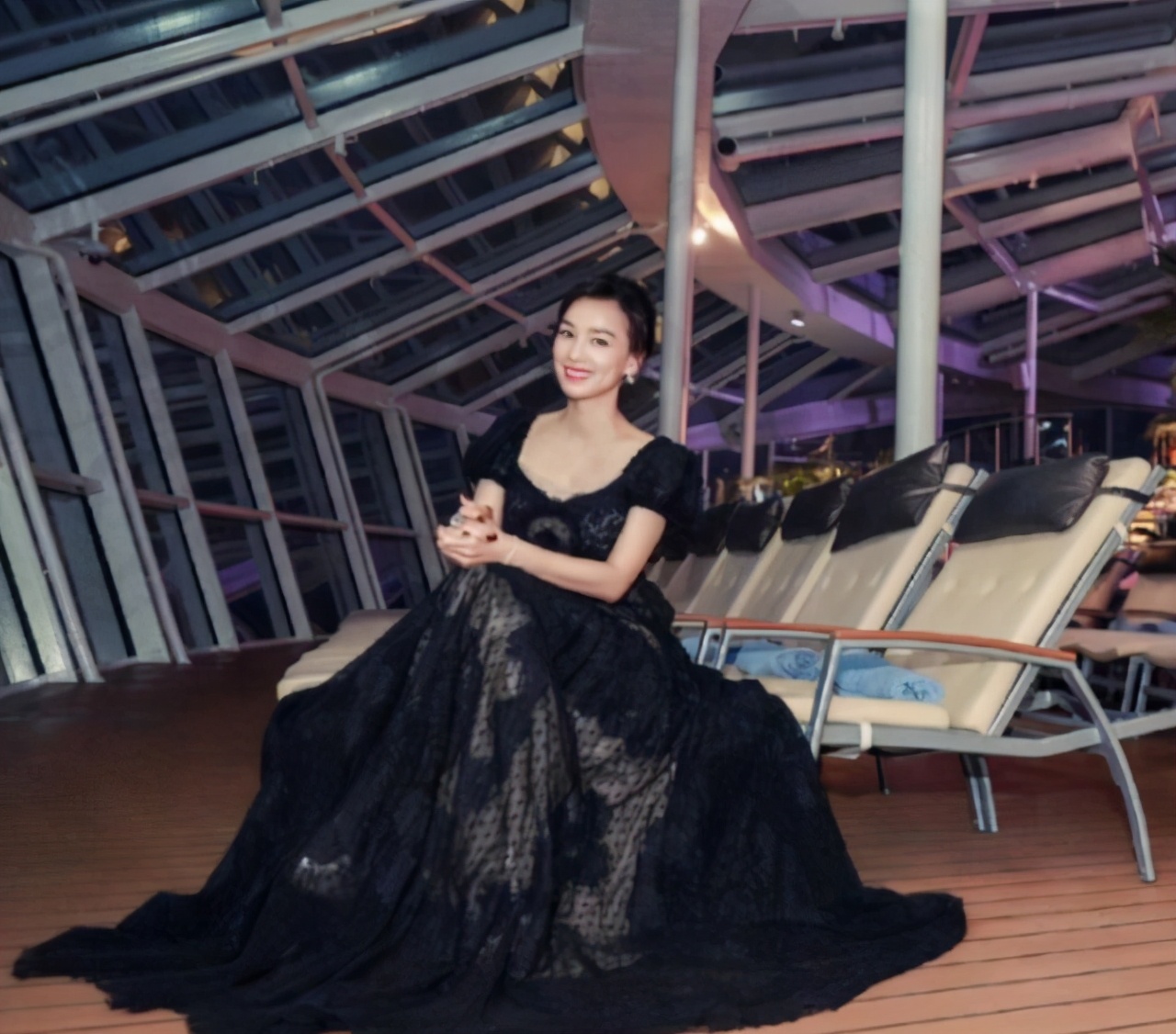 张庭年过半百也大胆,黑色半透网纱配裸色打底,身材好得遮不住