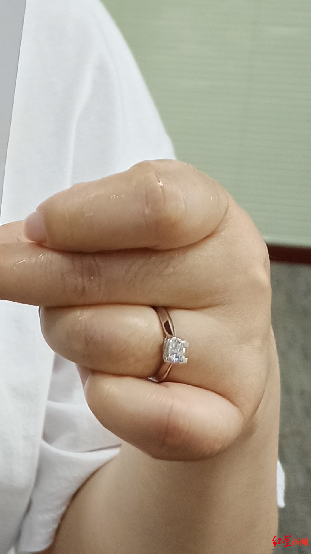 "手表找到了,在员工宿舍床那里,但是钻戒没有找到.