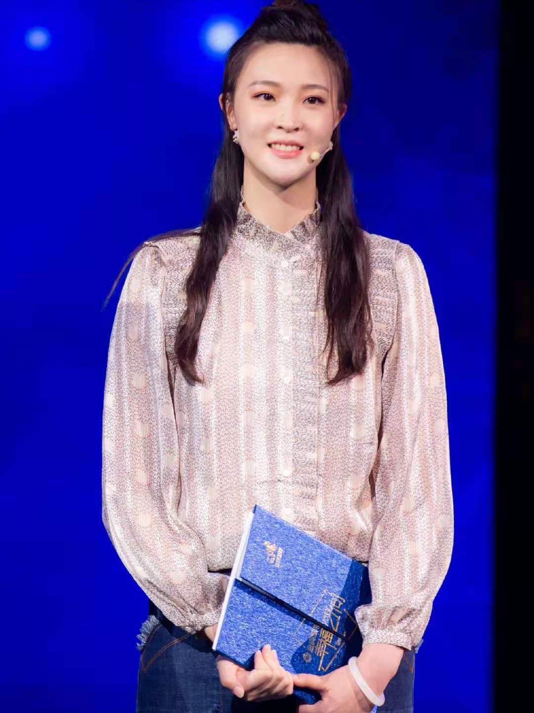 惠若琪晒上综艺剧照上衣宽松显得有些发福网友有点像孕妇