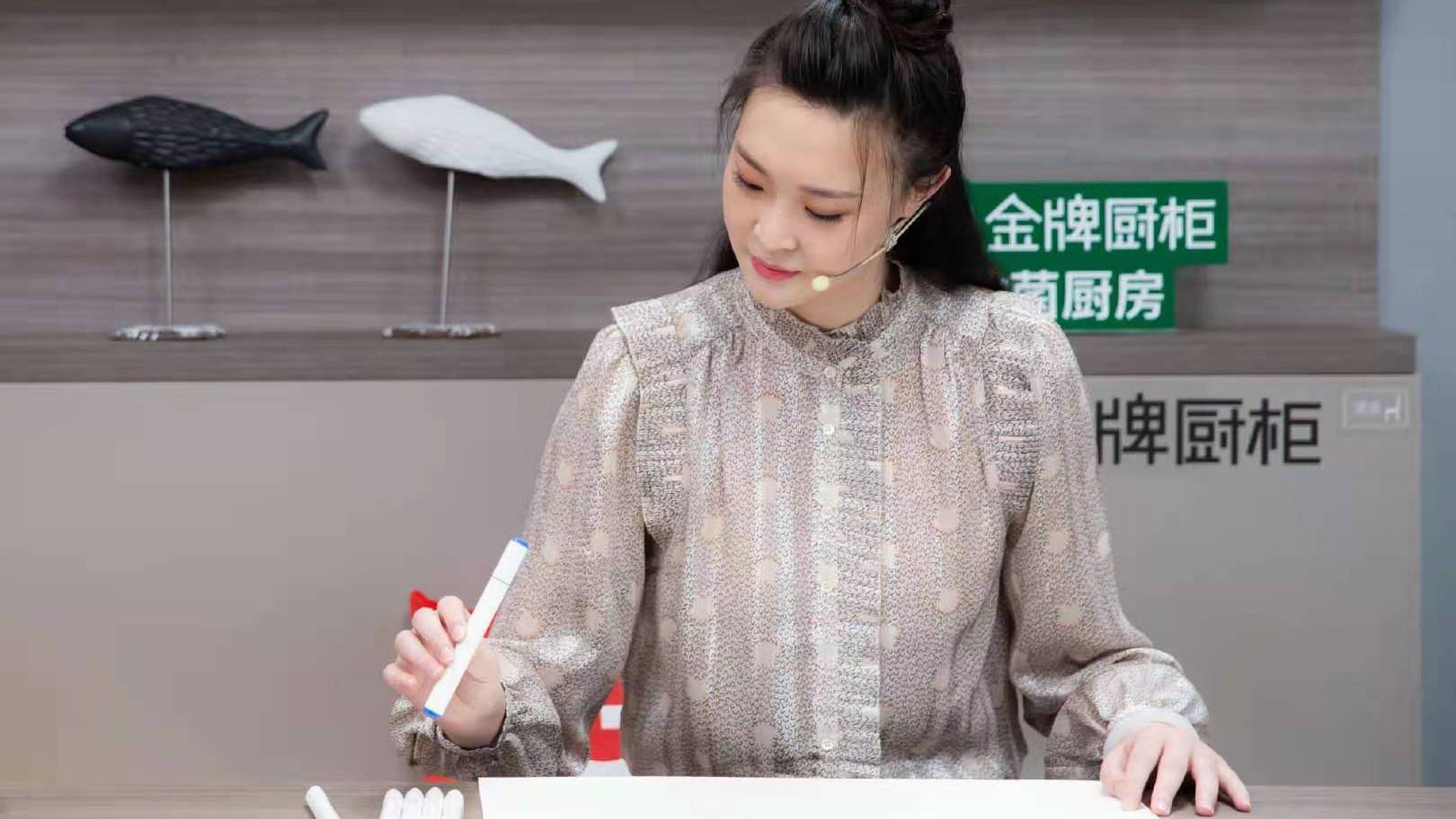 惠若琪晒上综艺剧照上衣宽松显得有些发福网友有点像孕妇