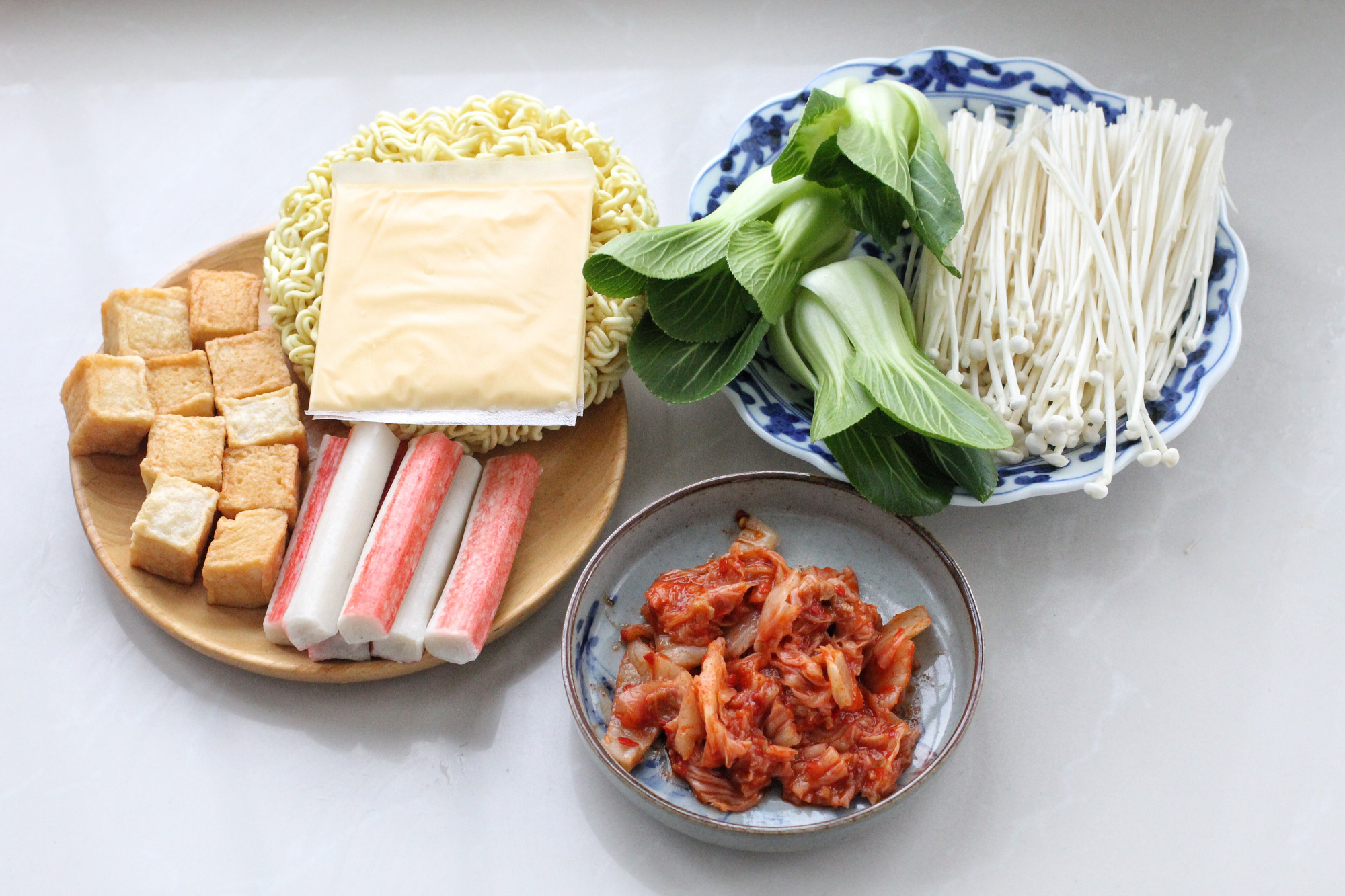 所需食材:辛拉面1袋 辣白菜50克 生抽1勺 细砂糖1小勺 韩式年糕100克