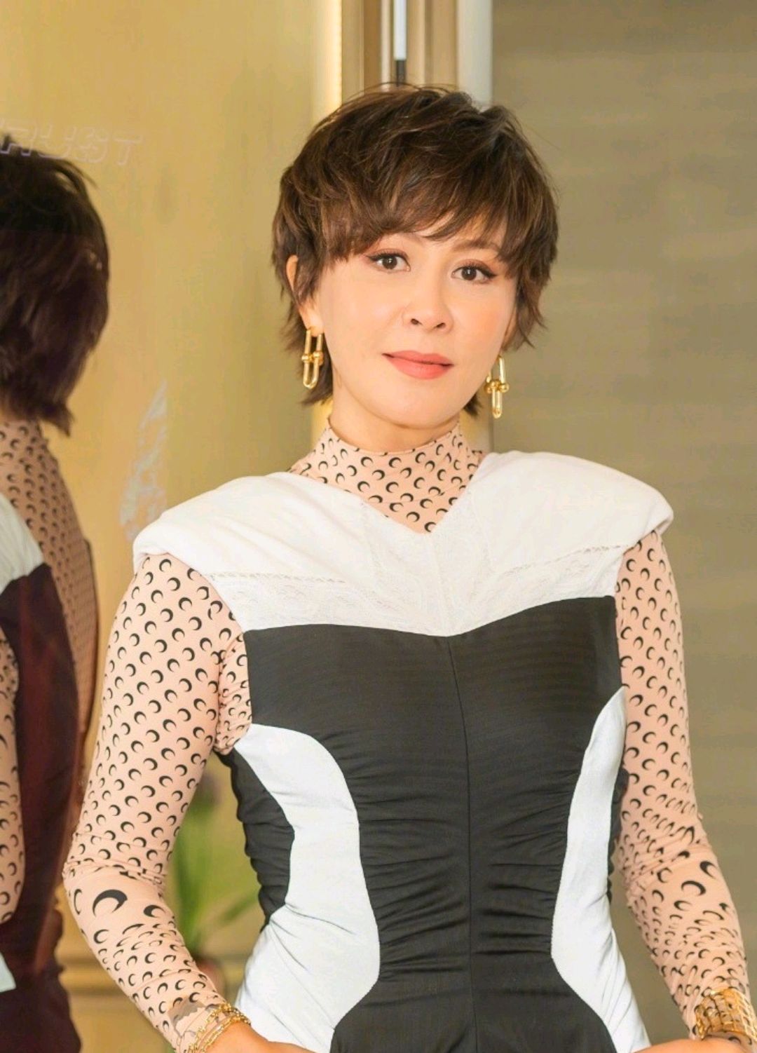 刘嘉玲越老越时髦,超短发造型搭配拼色连衣裙优雅大气,时髦前卫