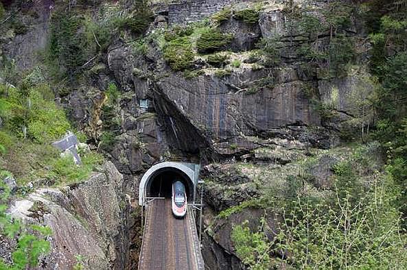 全球最深隧道:151公里耗时17年,火车1小时都无法驶出|火车|圣哥达|客