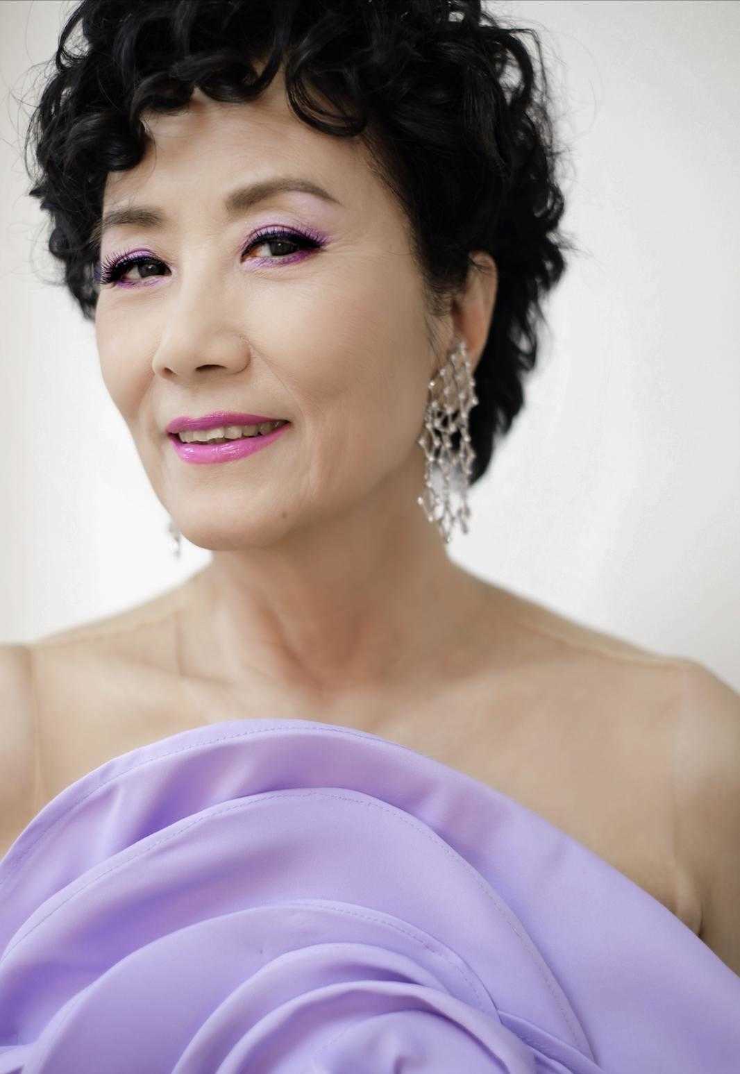 73岁的汪明荃比年轻人还敢穿,一袭抹胸连体裤配卷发,气场开挂__财经