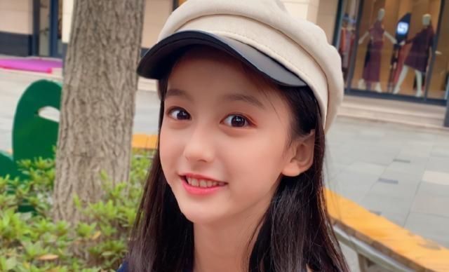 说到裴佳欣,很多人会第一次记住王一博,当她参与天天向上的录制时,她