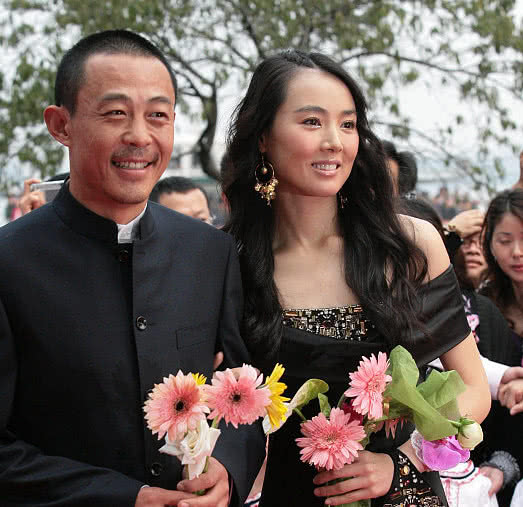 53岁侯勇近照三婚低调娶90后老婆结婚3年恩爱如初