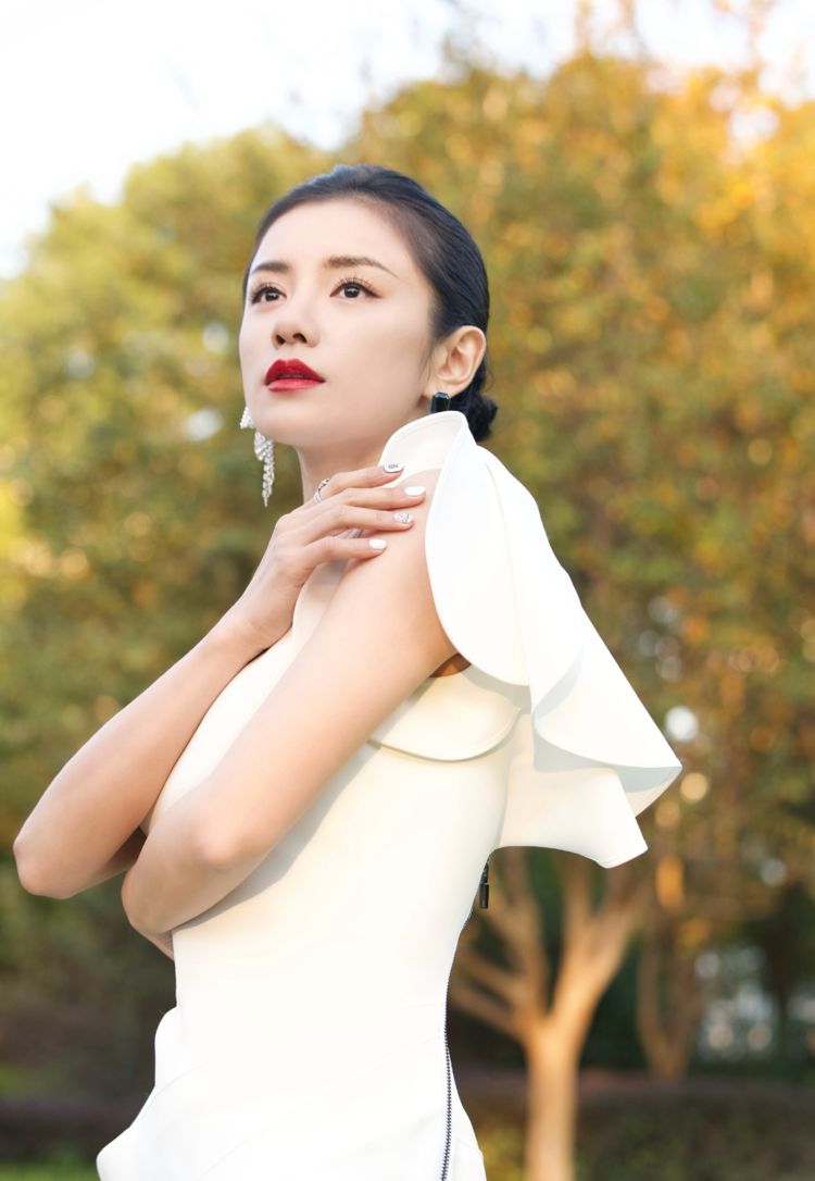 女主持人伊一现场失误少穿了一件衣服张国立愣是一小时没回头