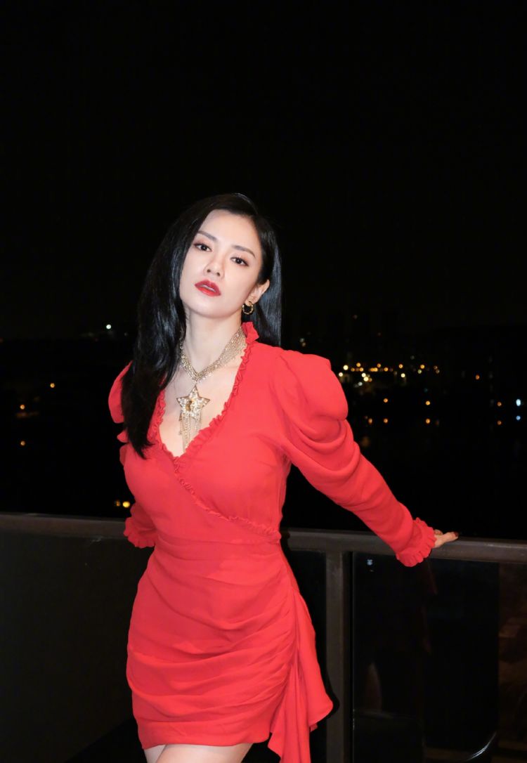 女主持人伊一现场失误少穿了一件衣服张国立愣是一小时没回头