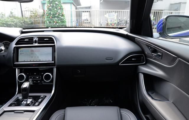 25万买台捷豹xel,颜值高操控好,开出去有面子,还能撩妹