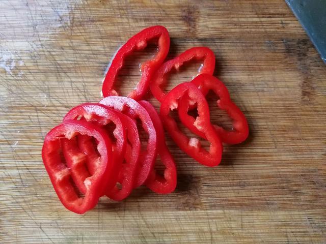 4,红辣椒切成环状,可以很好地摆盘装饰.
