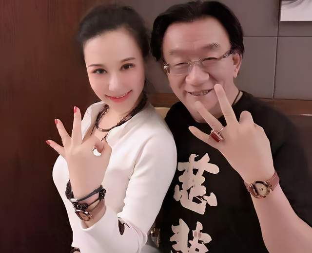 侯耀华主持师兄收徒仪式,被嘲德不配位,霸占弟弟遗产收美艳徒弟