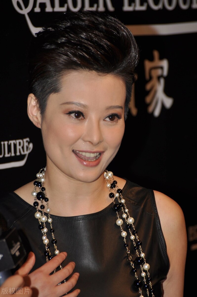 袁立女人味十足看起来更风韵了