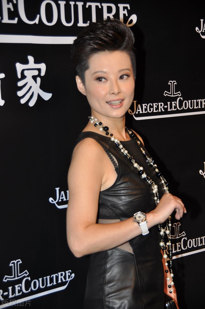 袁立女人味十足看起来更风韵了