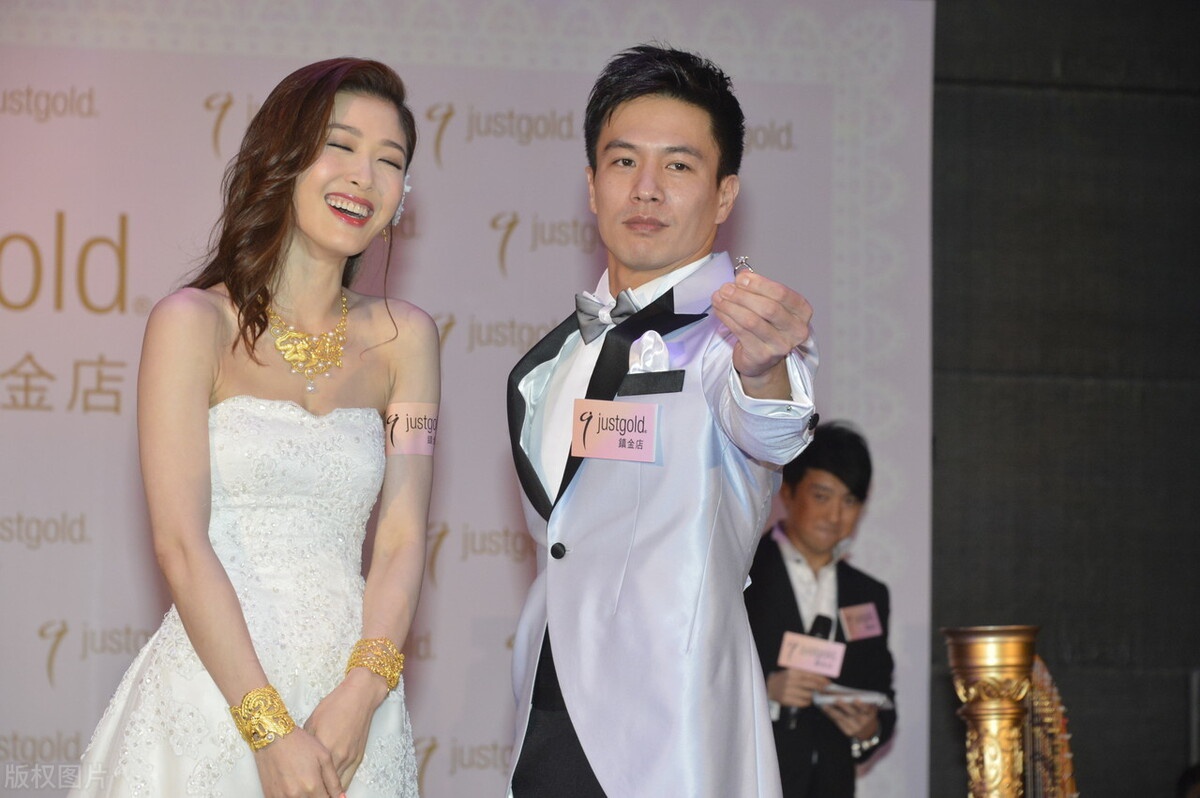 周丽淇散发着迷人风采光彩夺目