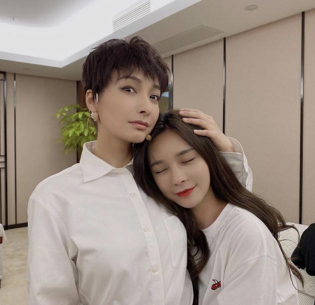 吴昕沈梦辰上演摸头杀画面太美,姐姐们逗趣互动!