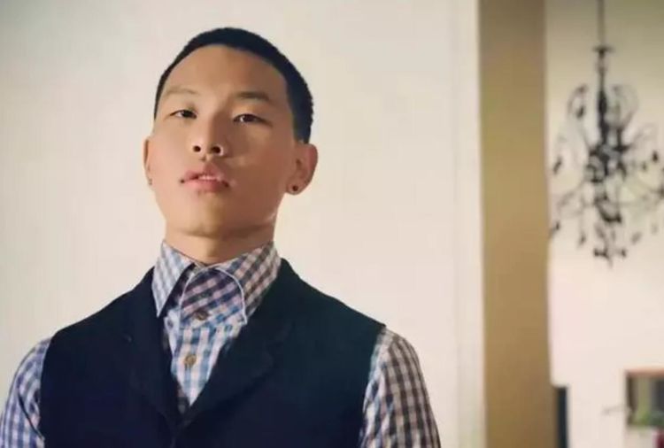 的陈坤确实很帅气,尤其是精致的五官眉眼,组合在一起英俊的恰到好处