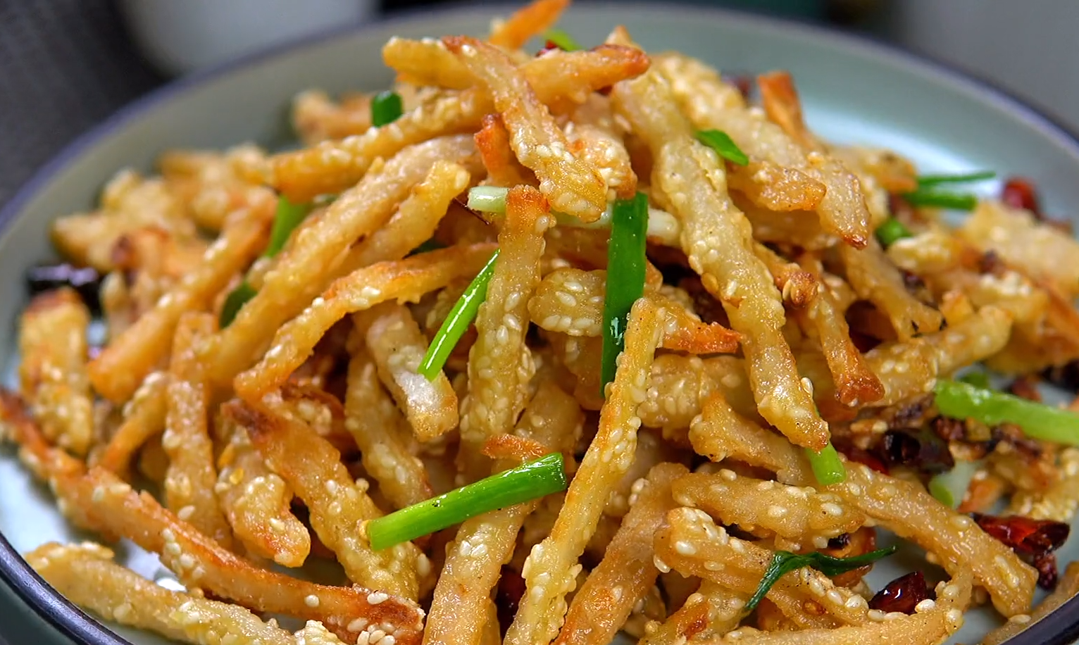 湖北特色美食"干煸藕丝",做法详细,出锅香辣酥脆,下酒又下饭