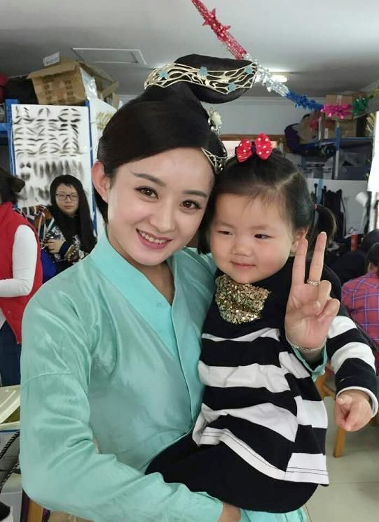 赵丽颖不顾镜头,抱别人家小孩,"姿势"成亮点,素质真装不出来