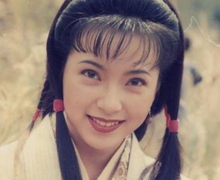 招募演员,她瞒着父母跑去投考,结果被取录,当时为自己取名为孙慧,这