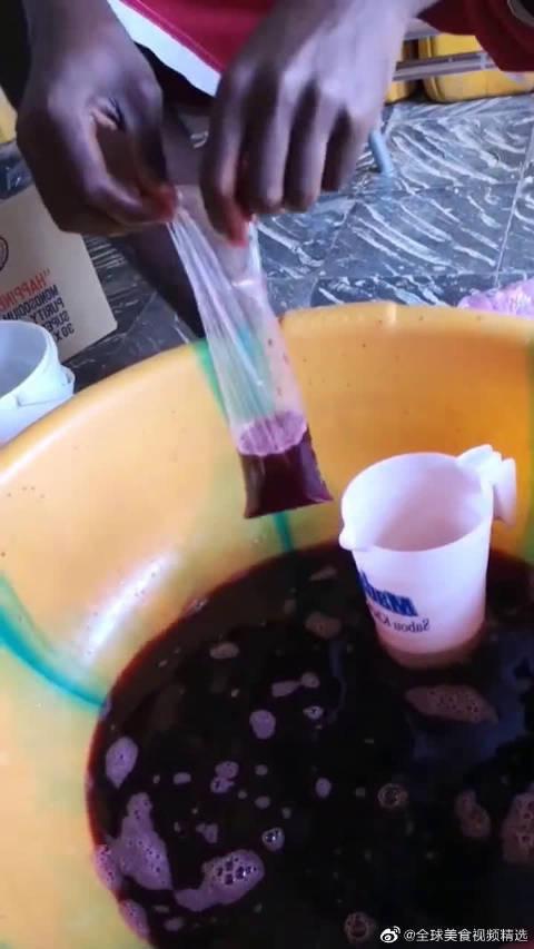 非洲学校小卖部买的果汁,就像是鸡血一样!用来染色一定很好看