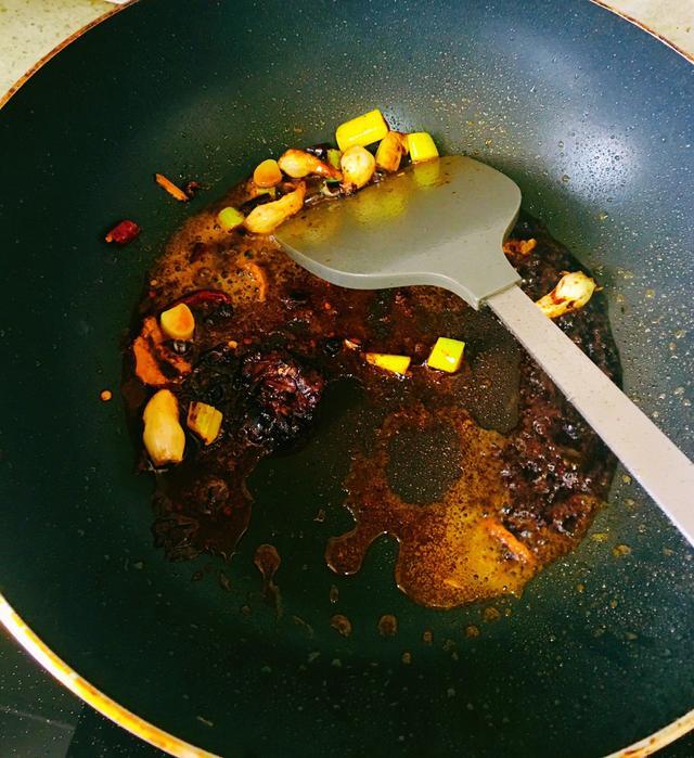 3,锅中加入适量的食用油,油热之后加入葱姜蒜爆锅,再加入花椒和2勺