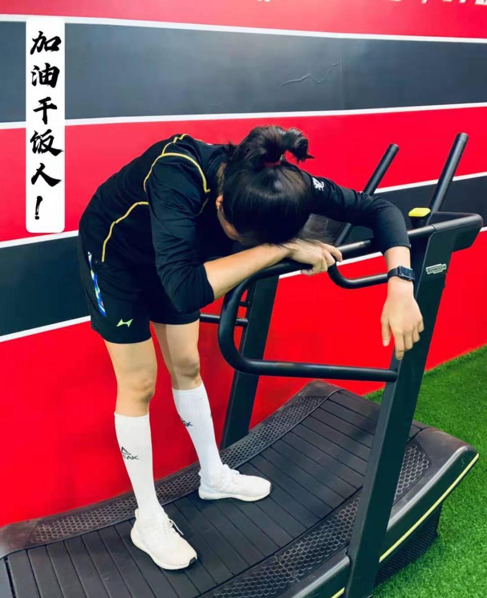 刘晏含再晒健身照,身材圆润但并不显胖,没球打依然坚持训练!
