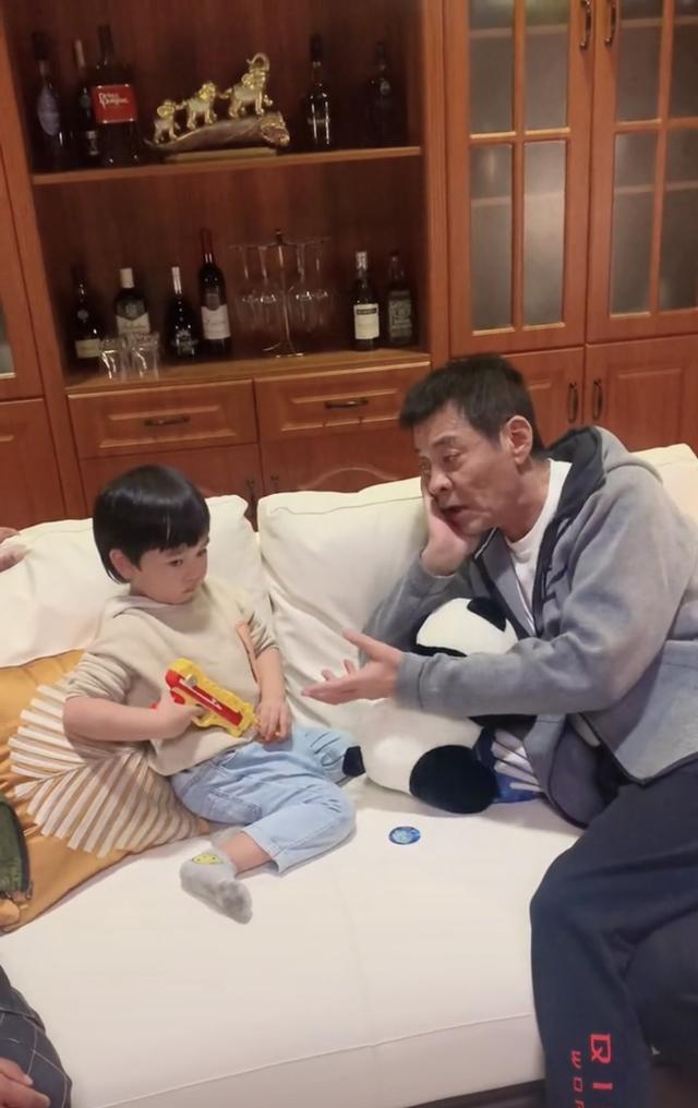 甚至还有人不少人表示,这不是刘威的孙子,是他儿子!