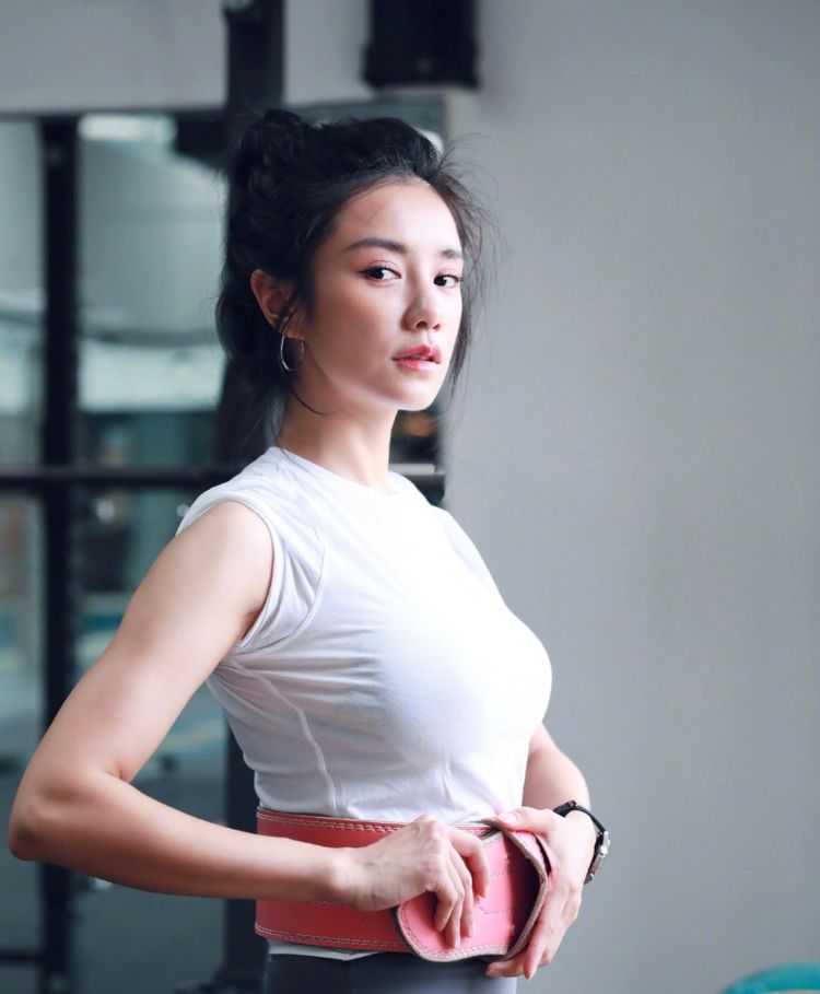 女主持人伊一现场失误少穿了一件衣服张国立愣是一小时没回头