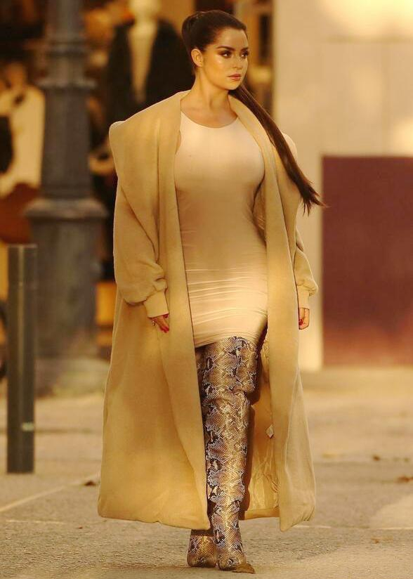 黛米罗斯穿长款外套简约休闲马尾发型秀气可人