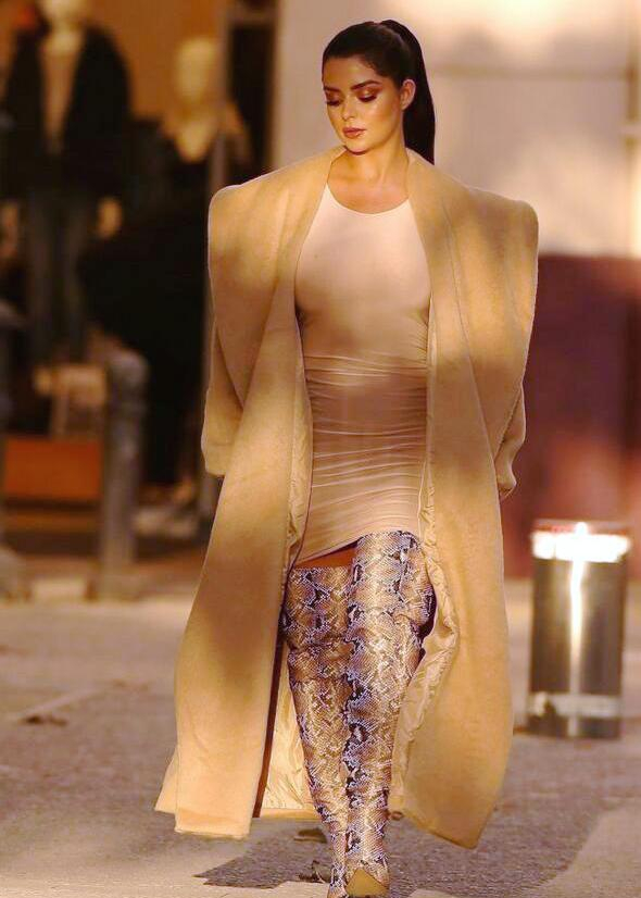 黛米·罗斯(demi rose)脚穿一双蛇纹的直筒高跟鞋,看起来很时尚靓