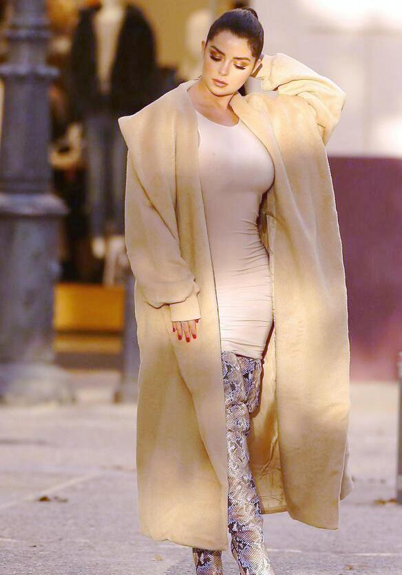 黛米·罗斯(demi rose)扎起马尾的发型很显秀气,其实黛米·罗斯(demi