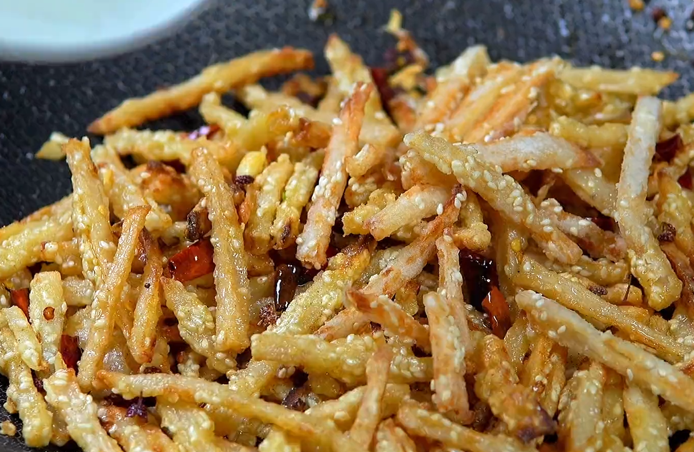 湖北特色美食"干煸藕丝",做法详细,出锅香辣酥脆,下酒又下饭