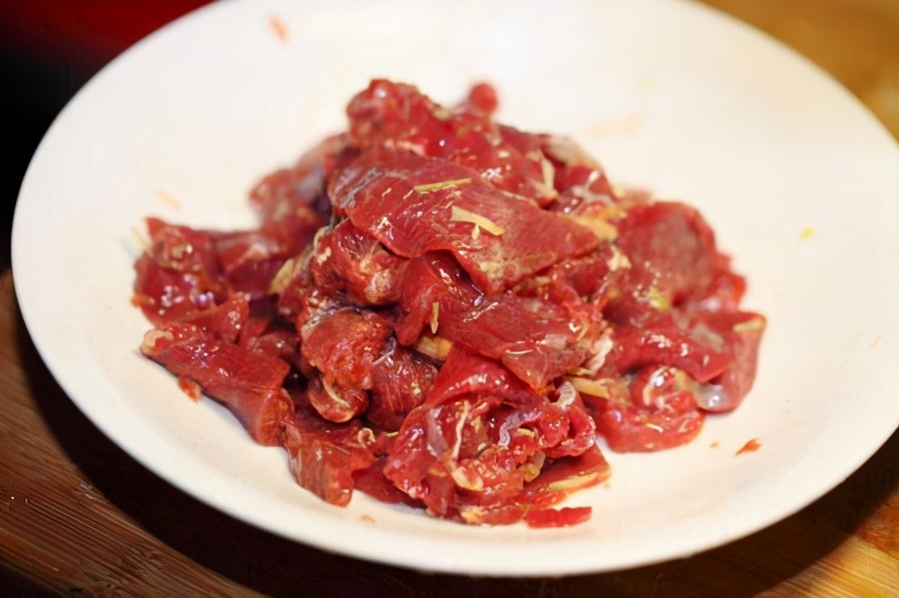 炒牛肉时,不要直接下锅炒,牢记几点技巧,肉滑嫩美味,还不粘锅