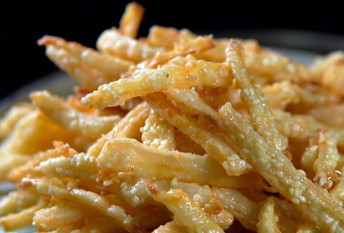 湖北特色美食"干煸藕丝",做法详细,出锅香辣酥脆,下酒又下饭