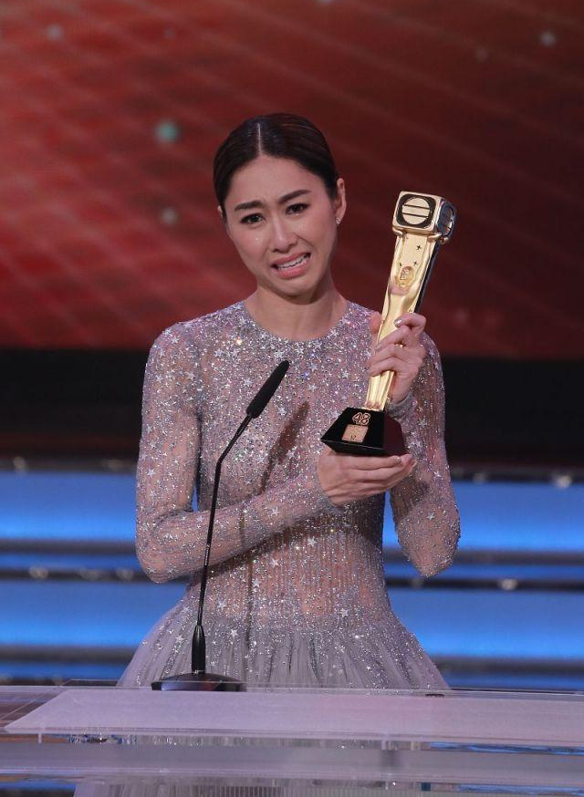 胡定欣近照曝光,十年反派熬成主角惹泪目,与前任分手成交心好友