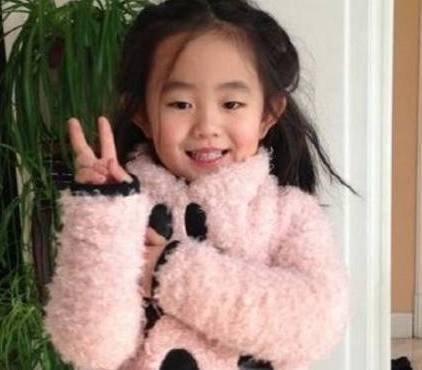 被赵本山挖掘走红,年近60娶小22岁美妻,9岁女儿可爱漂亮!