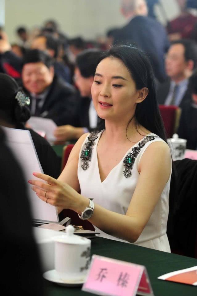 46岁王艳近照,身体发福手臂粗壮,和曾经的"晴格格"判若两人