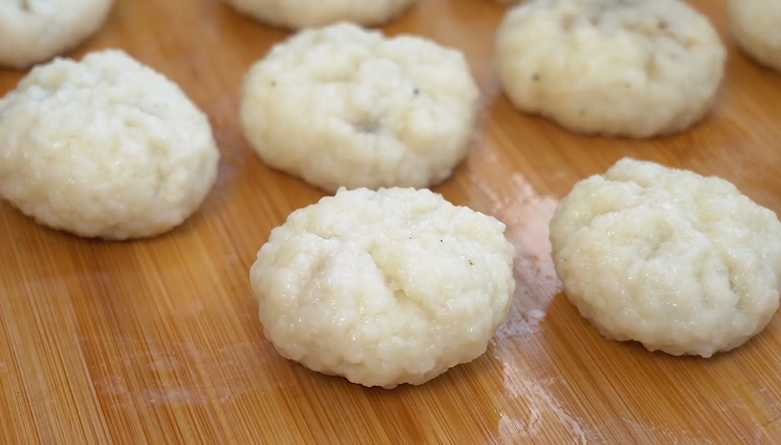 6,揉好的糯米团揪出一块整理成圆饼,包裹上拌好的馅料,用虎口处收紧