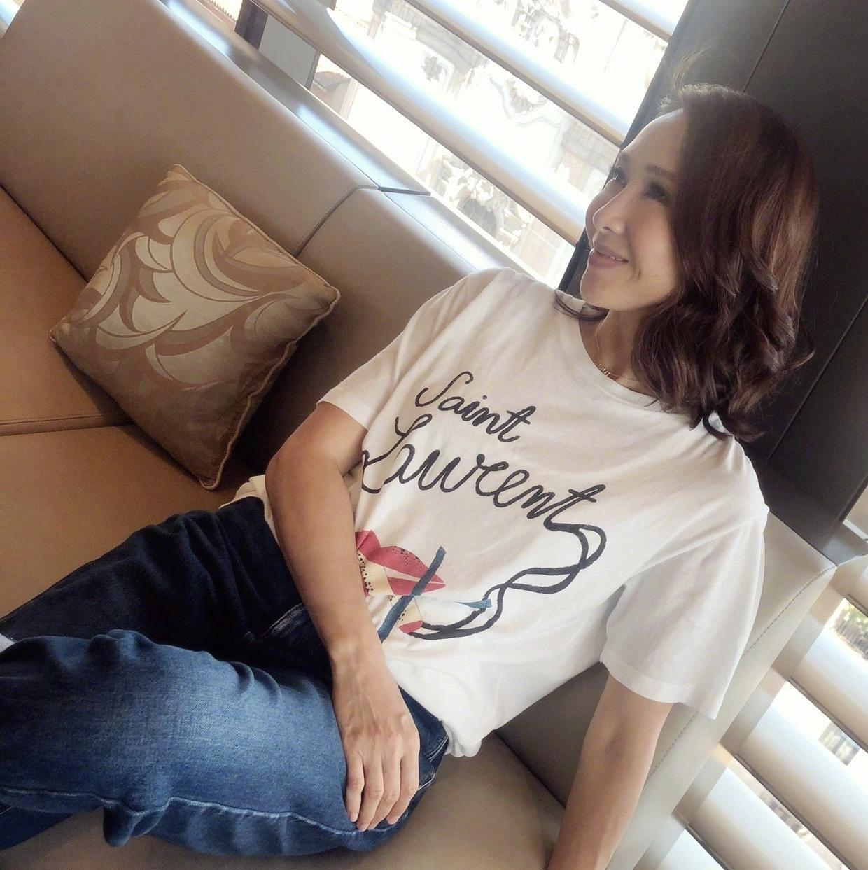 49岁黎姿仍是万人迷,穿白衬衫喝下午茶好美,有钱人的生活真好