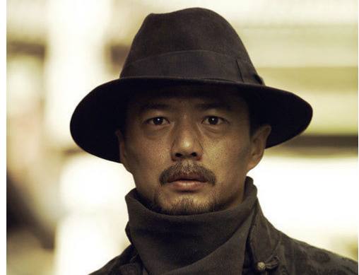 伊宁的伊犁河边.家里有三个孩子,段奕宏是最小的.