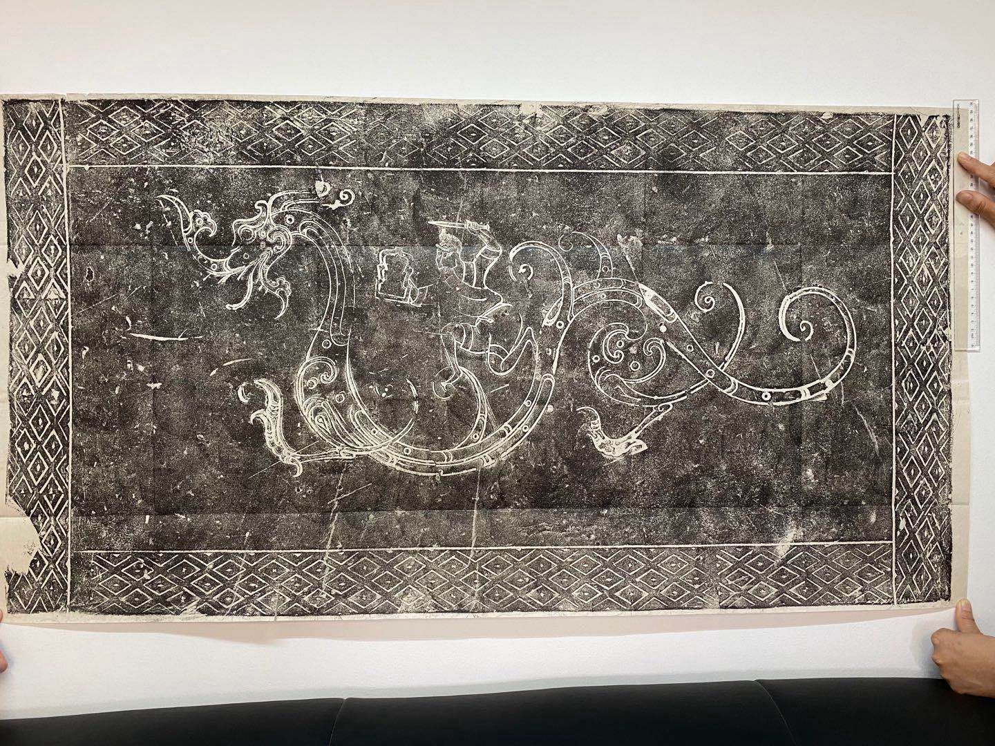 画像空心砖是流行于汉代的建筑材料,主要用于墓葬建造.