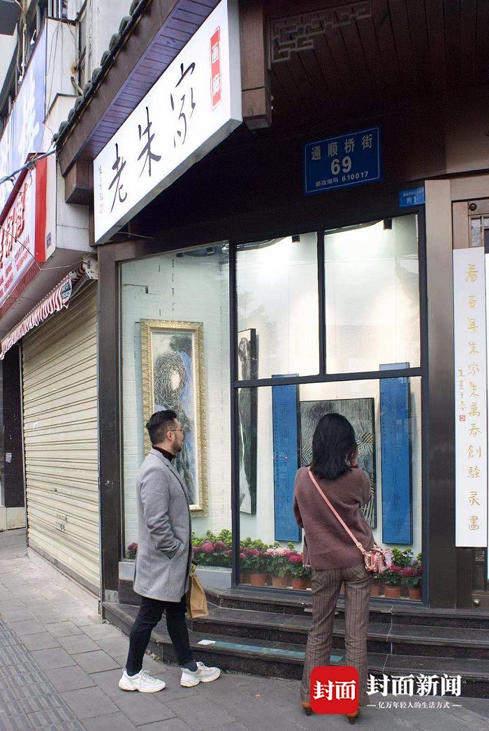 街边的“胶囊美术馆”引发市民围观 图片来源：封面新闻 陈羽啸