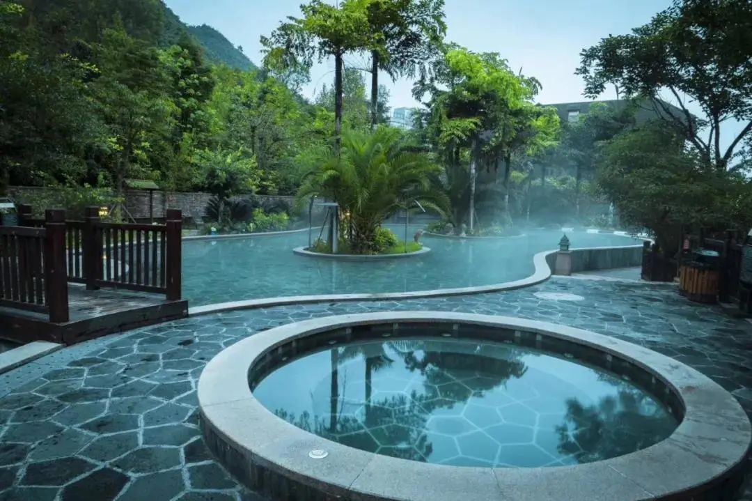 冬天来这泡一泡,混身疲惫都没了~除了温泉以外,还能去附近登山健身