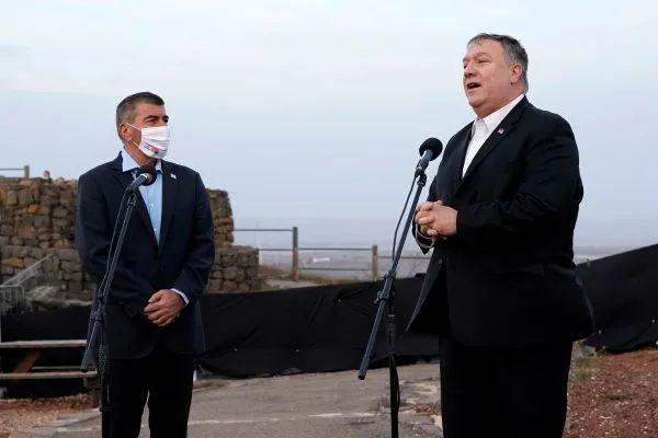 ▲19日，美国国务卿迈克·蓬佩奥（右）在以色列外长加比·阿什克纳齐的陪同下访问戈兰高地并发表讲话。（法新社）