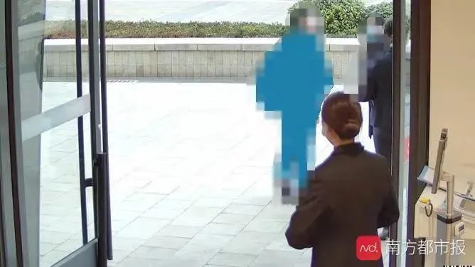 人脸识别系统抓拍到了记者在售楼处外张望。图自AI前哨站。