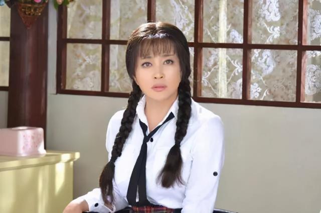 在电视剧《我有一个梦》中出演叶春儿,年龄跨度之大,从小姑娘演到了